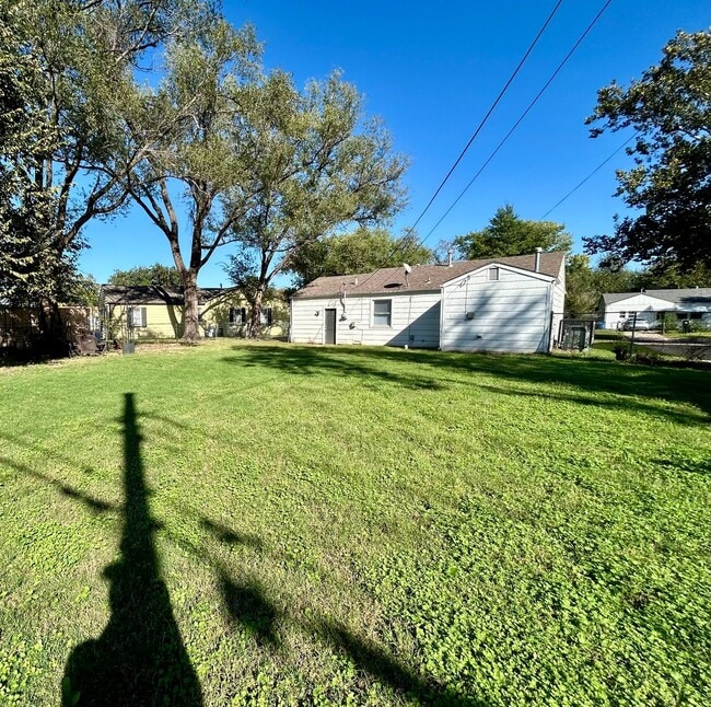 Building Photo - 2 Bedroom in SW Wichita, KS