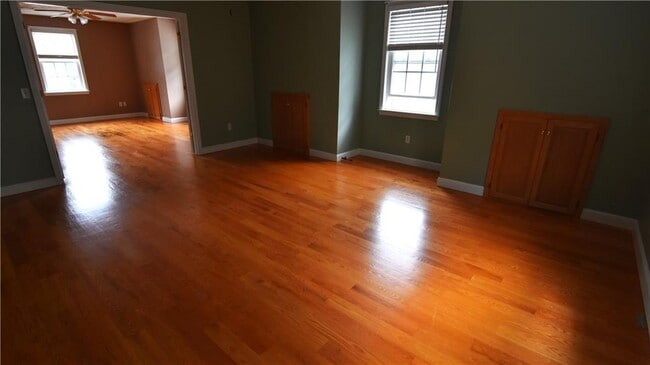 Building Photo - 65 Elm St