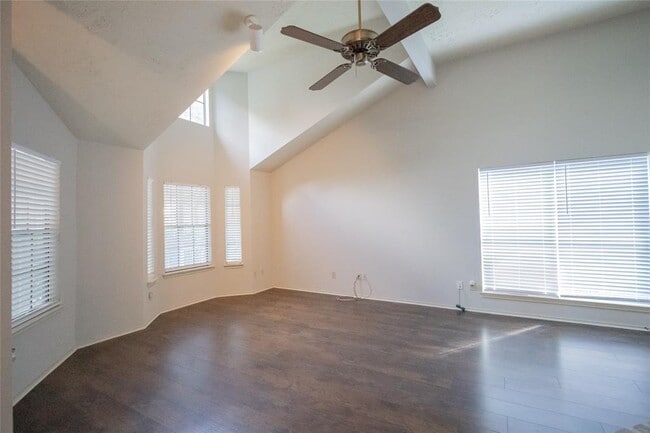 Building Photo - 2034 Creek Valley Ln