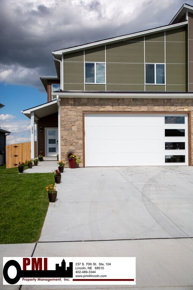 Building Photo - 4 Bedroom and 4 bathroom Duplex for Rent