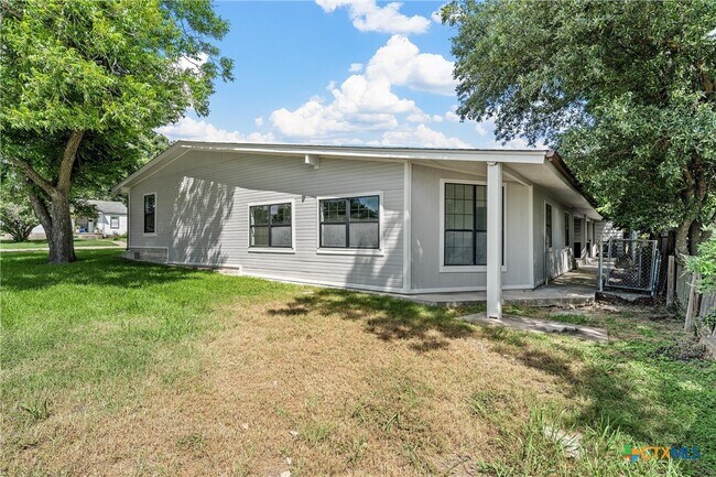 Building Photo - 1524 E Avenue B