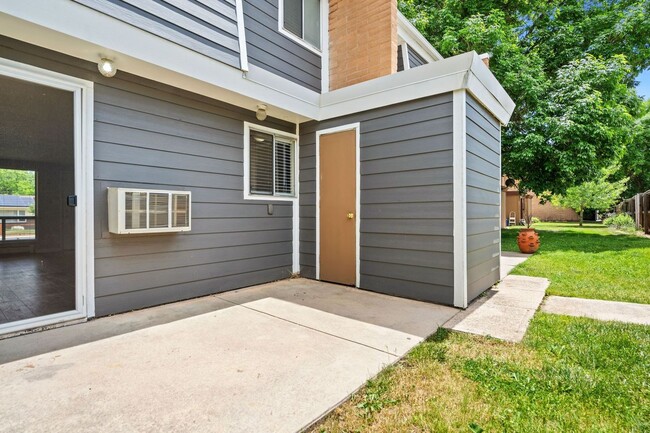 Building Photo - Lovely Midtown Townhouse