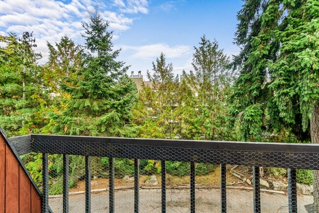 Building Photo - Super Unique Northgate Loft!