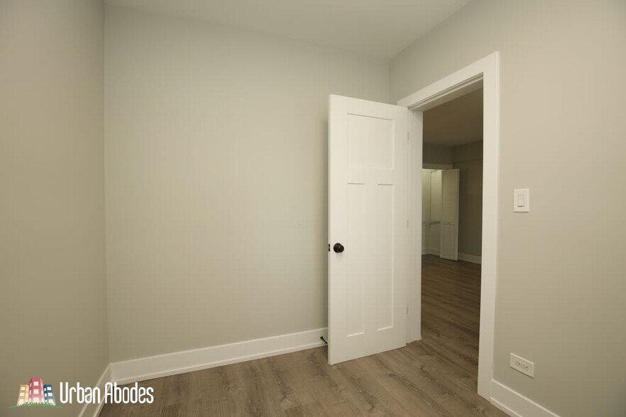 Building Photo - 535 W Belmont Ave