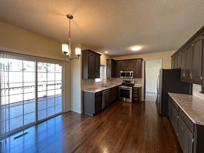 Building Photo - !! MOVE IN SPECIAL: $500 OFF on 1st Month'...