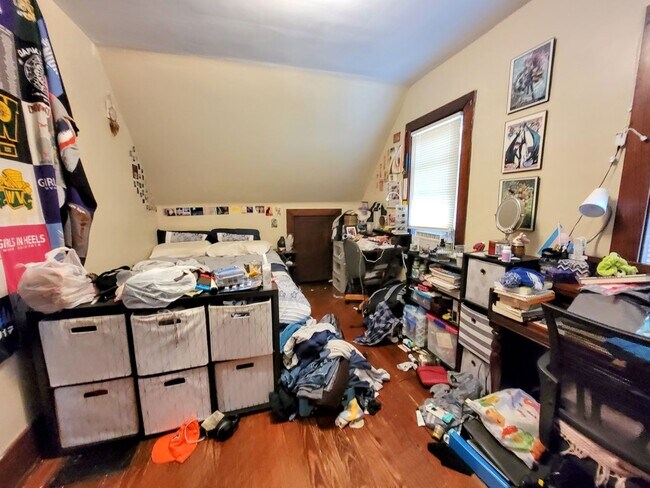 Building Photo - Charming House Located 1 Block From Campus