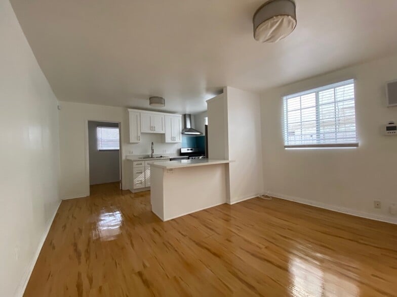 Building Photo - 125 N Westlake Ave