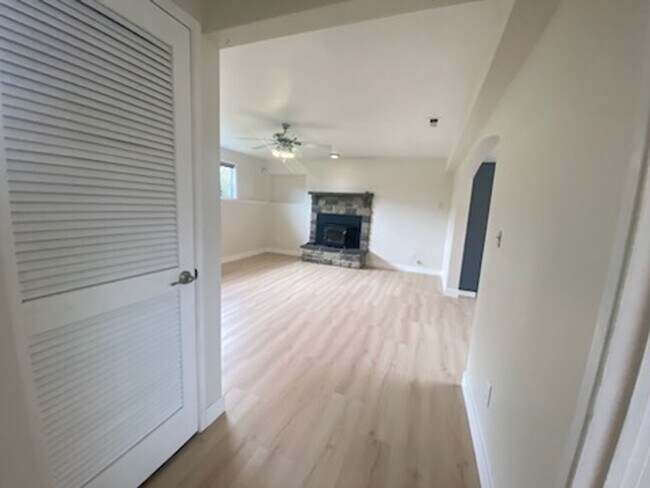 Building Photo - $3950 2520 SqFt, SFH/4BDR,2BA,office/Garag...