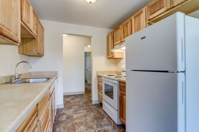 Building Photo - Remoduled 2x1 unit available Dec 1st!!