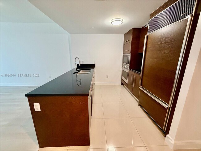Building Photo - 475 Brickell Ave