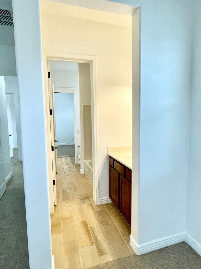 Building Photo - Gorgeous 3 Bed/2.5 Bath + Den Home In Chandler! Gated Community & Upgrades Throughout Home!