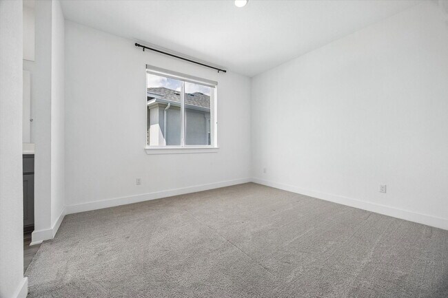 Building Photo - 1021 Chapote Ter