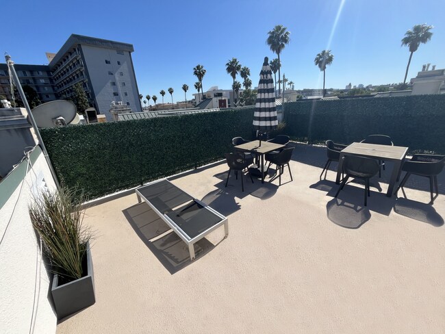 Building Photo - 114 North Doheny Drive