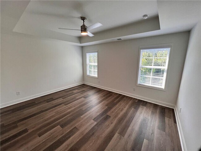 Building Photo - 1355 Oak Dr