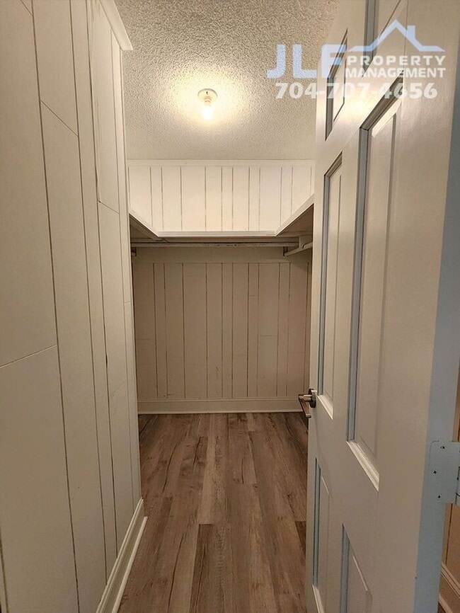 Building Photo - Spacious 3 Bed/2.5 Bath Duplex With Basement.