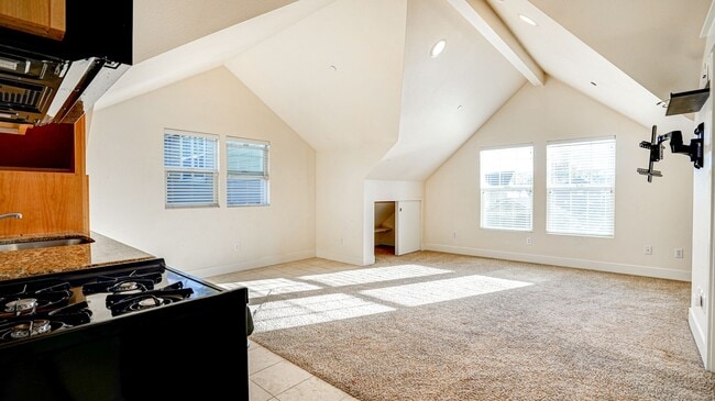 Building Photo - Studio Downtown Petaluma w/1 Car Garage an...