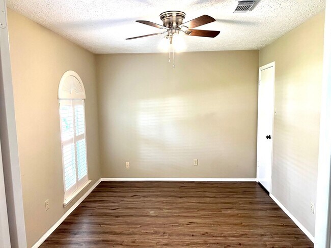 Building Photo - 4007 Lotus Dr