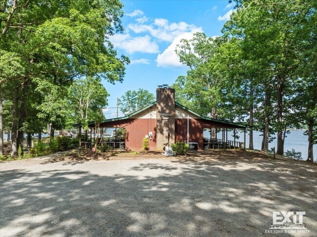 Building Photo - Welcome to this 3 Bedroom, 2 Bath Home in Wildwood Point!