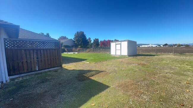 Building Photo - 3 Bedroom 2 Bath Single Family Home