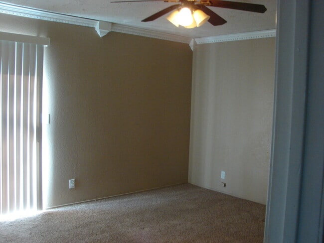 Building Photo - Cute Single Family Home in Gridley AVAILAB...