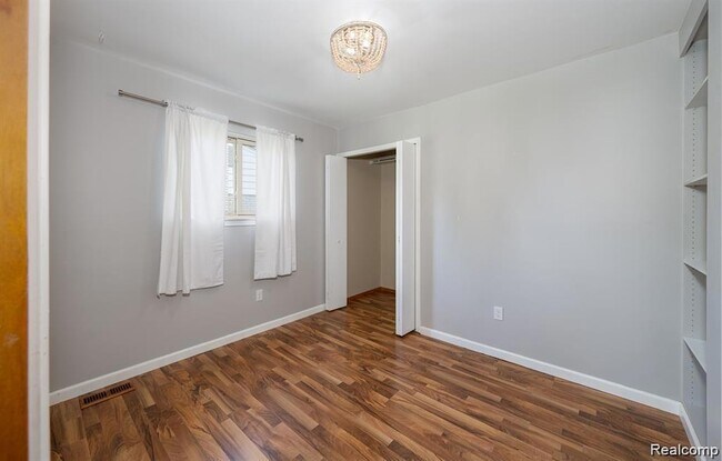 Building Photo - 41415 Harvard Dr
