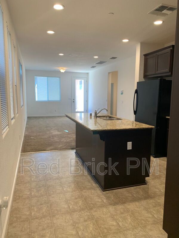 Building Photo - 821 Tivoli Dr