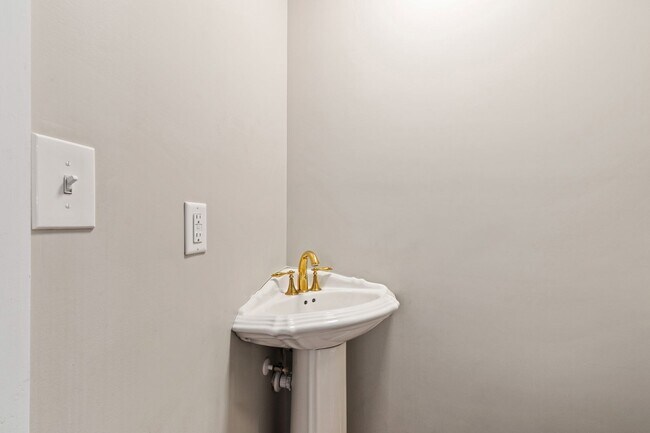 Building Photo - Charming Updated Bungalow in Raleigh’s Mordecai District!