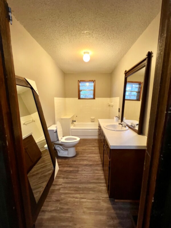 Building Photo - 722 Walnut Rd