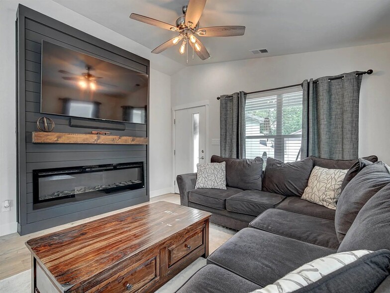 Building Photo - 580 Hennessy Way
