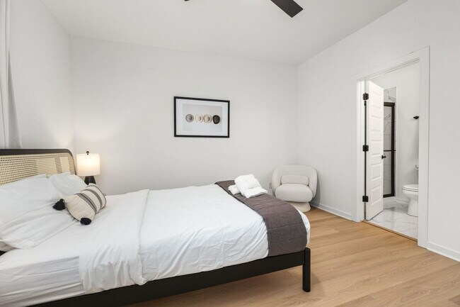 Building Photo - 1324 Van Buren Ave