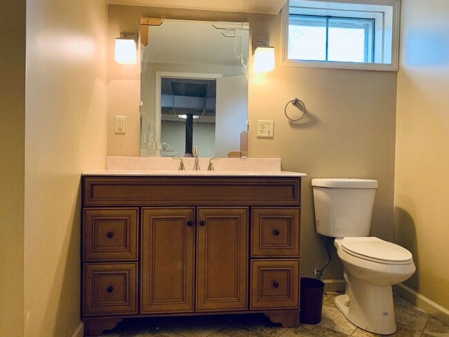 Building Photo - Spacious Three Bedroom/Three Bath Ranch in...