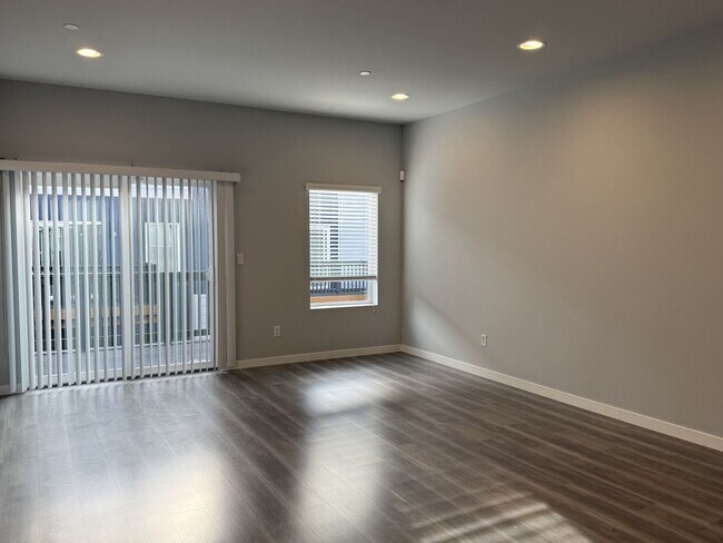 Building Photo - Modern Lynnwood 3BD/3BTH Townhome for Lease! Small Pet Friendly!