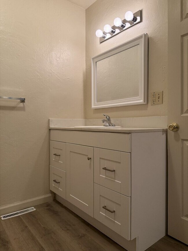Building Photo - Charming and newly upgraded home. AVAILABL...