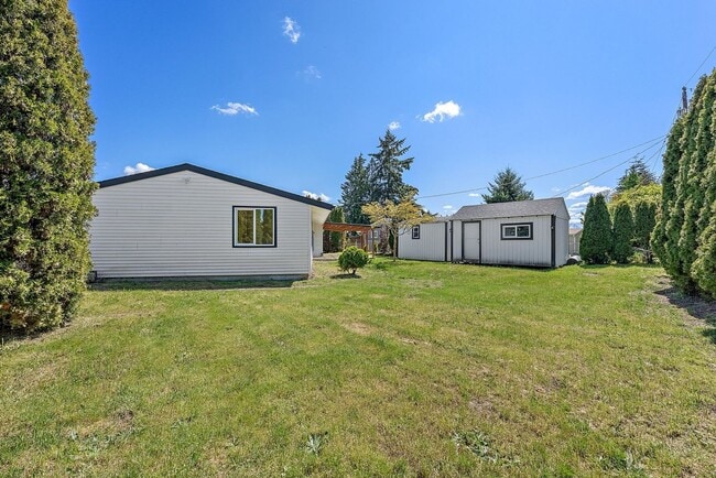Building Photo - Renovated 3-Bed Rambler in Lakewood | Priv...