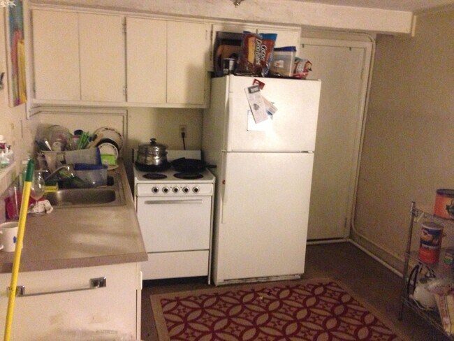Building Photo - Nice 6 bed/2baths-2 kitchens and 2 set washer/dryer house for rent.