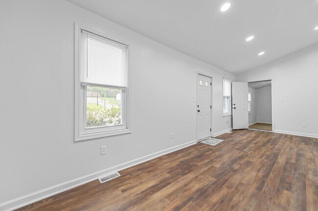 Building Photo - 1402 Valley Rd