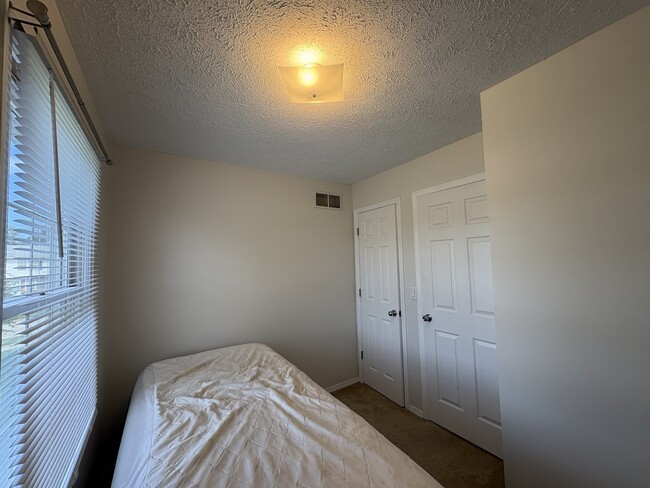 Building Photo - 707 N Golfcrest Rd