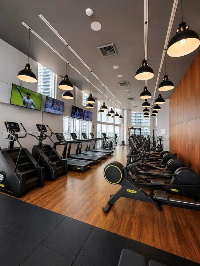 Building Photo - 1300 Brickell Bay Dr
