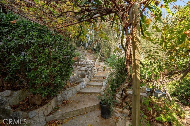 Building Photo - 2549 Beachwood Dr