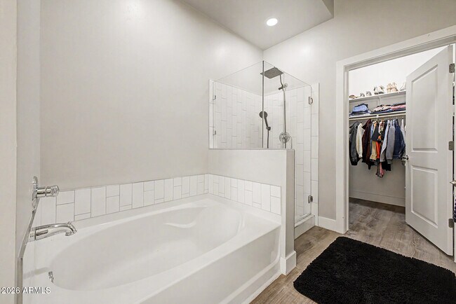 Building Photo - 945 E Playa Del Norte Dr