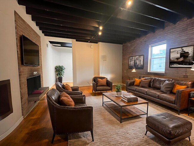 Building Photo - 916 W Belmont Ave