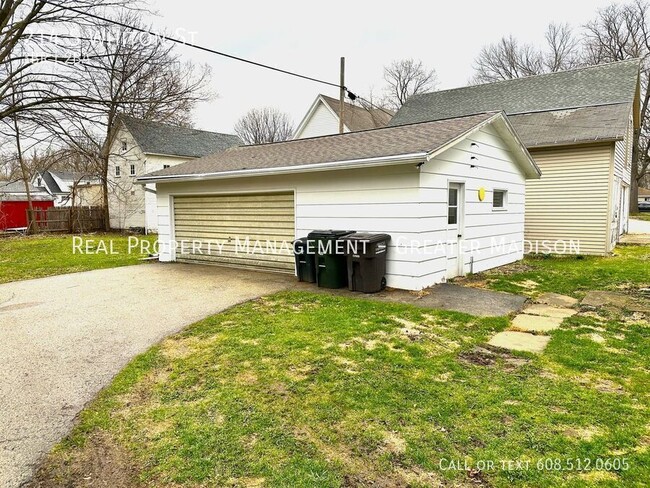 Building Photo - 214 S Whiton St