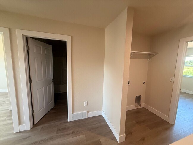 Building Photo - 3040 Bennington Pl