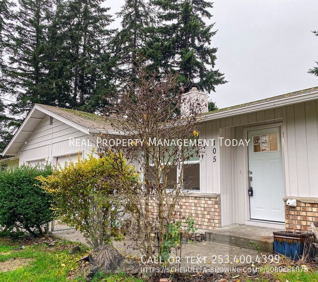 Building Photo - Charming and Updated 3 bed, 1.5 Bath Duple...