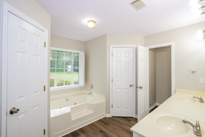 Building Photo - 4728 Waltons Cir
