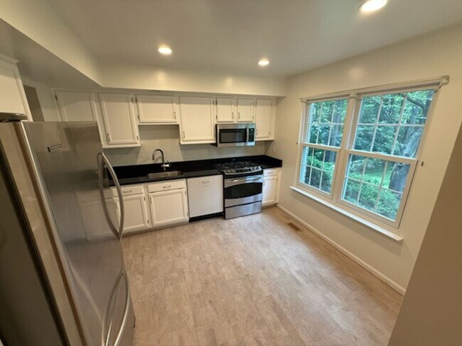 Building Photo - Updated 4BR Townhome!