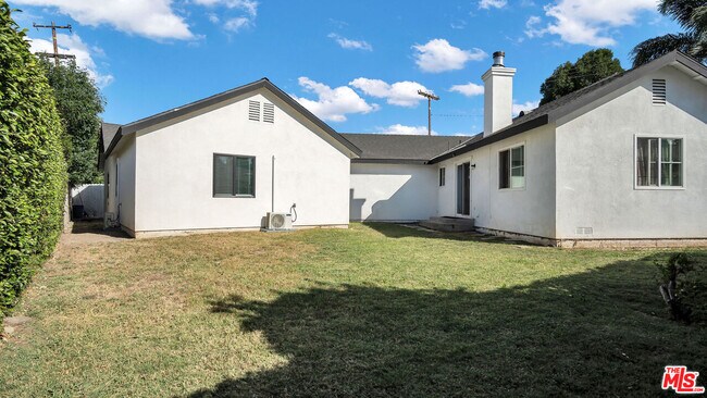 Building Photo - 15559 Three Palms St