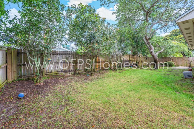 Building Photo - 3/2 in Destin!! AVAILABLE JULY 1