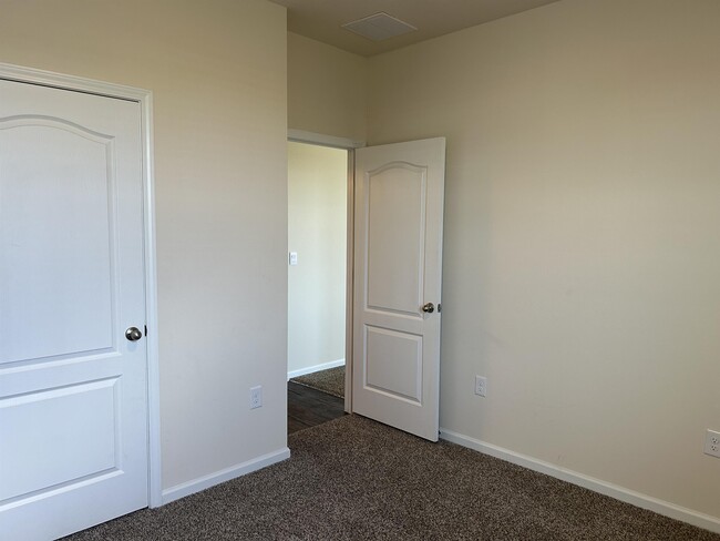 Building Photo - 517 Jarama Cir