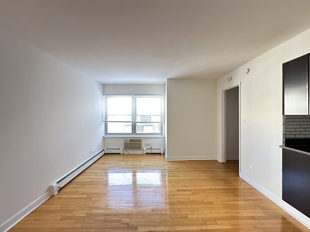 Building Photo - 6830 N Sheridan Rd